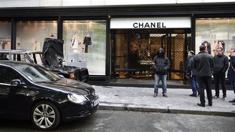 Une boutique Chanel braquée à la voiture.